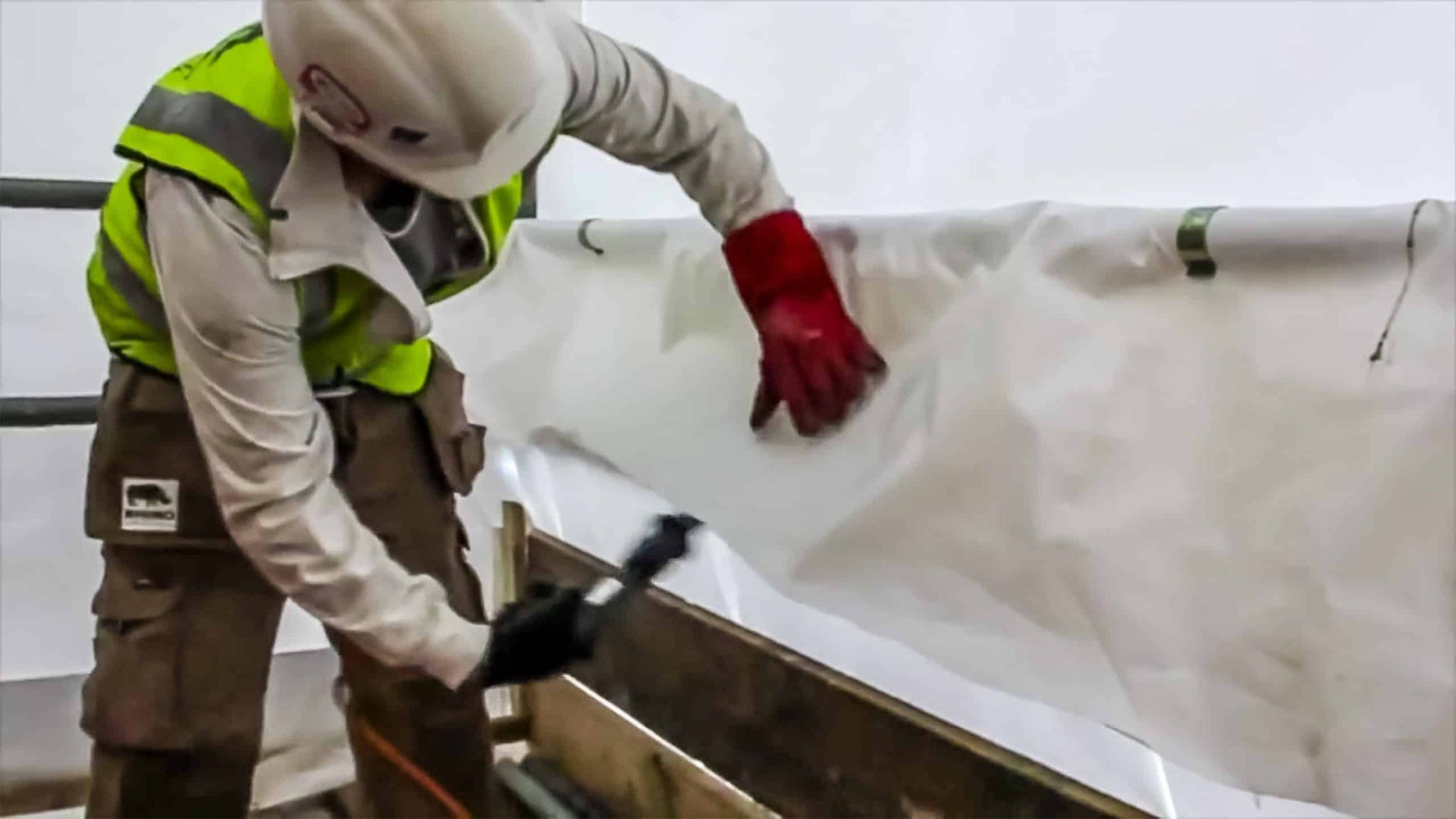 How Do I Make Horizontal Joins Between Sheets of Scaffold Shrink Wrap?